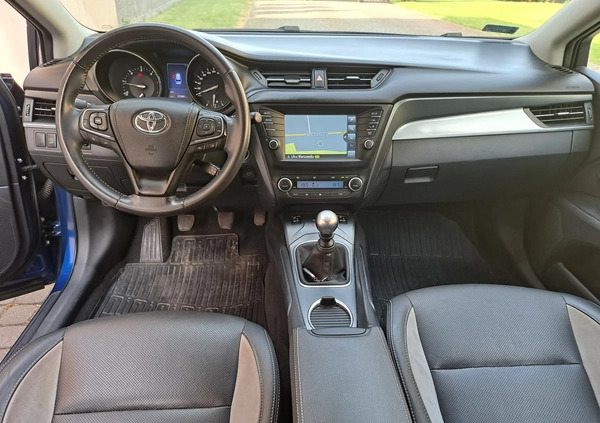 Toyota Avensis cena 57000 przebieg: 153982, rok produkcji 2017 z Chorzów małe 301